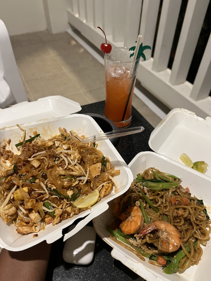 Deux plateaux de Pad Thaï et une boisson.