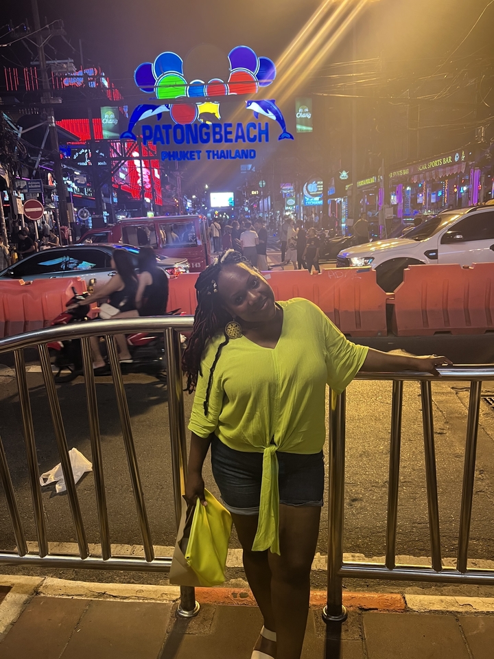 Une personne qui pose dans une rue de la ville la nuit.