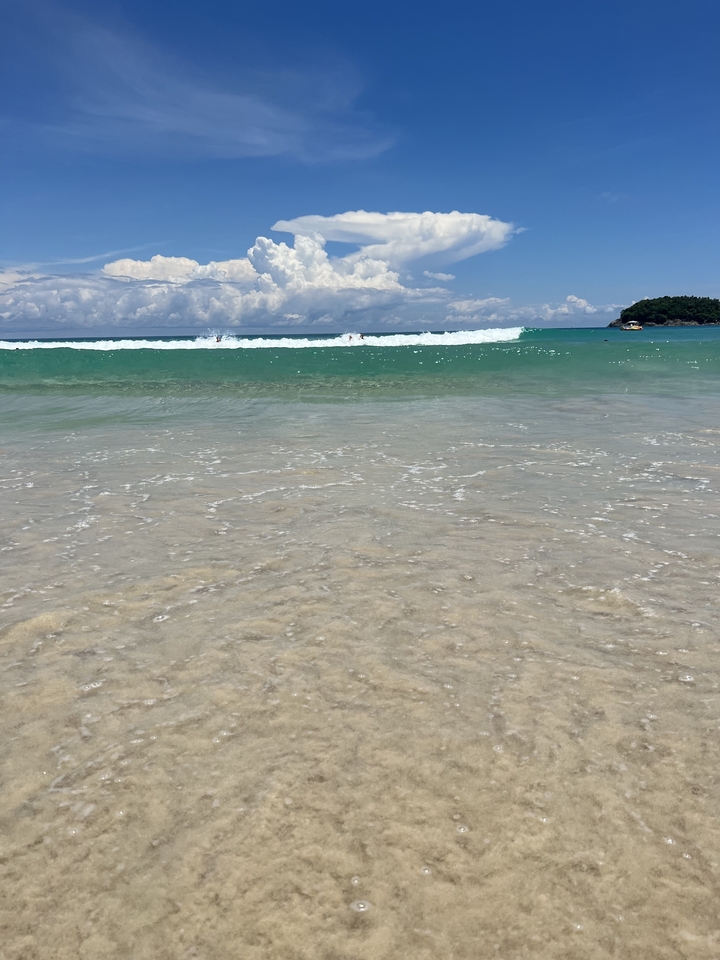 Les vagues de l'océan déferlant sur la rive sablonneuse.