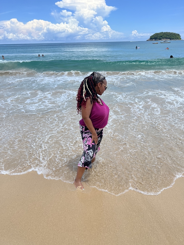 Une personne qui marche le long du bord de l'océan.