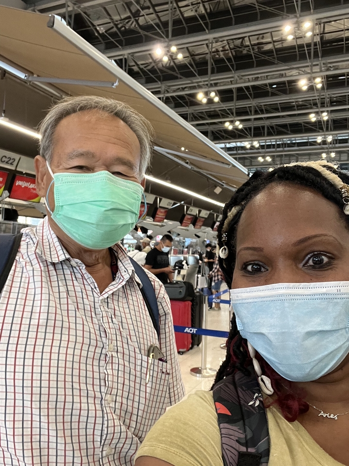 Un gros plan de deux personnes portant des masques faciaux.