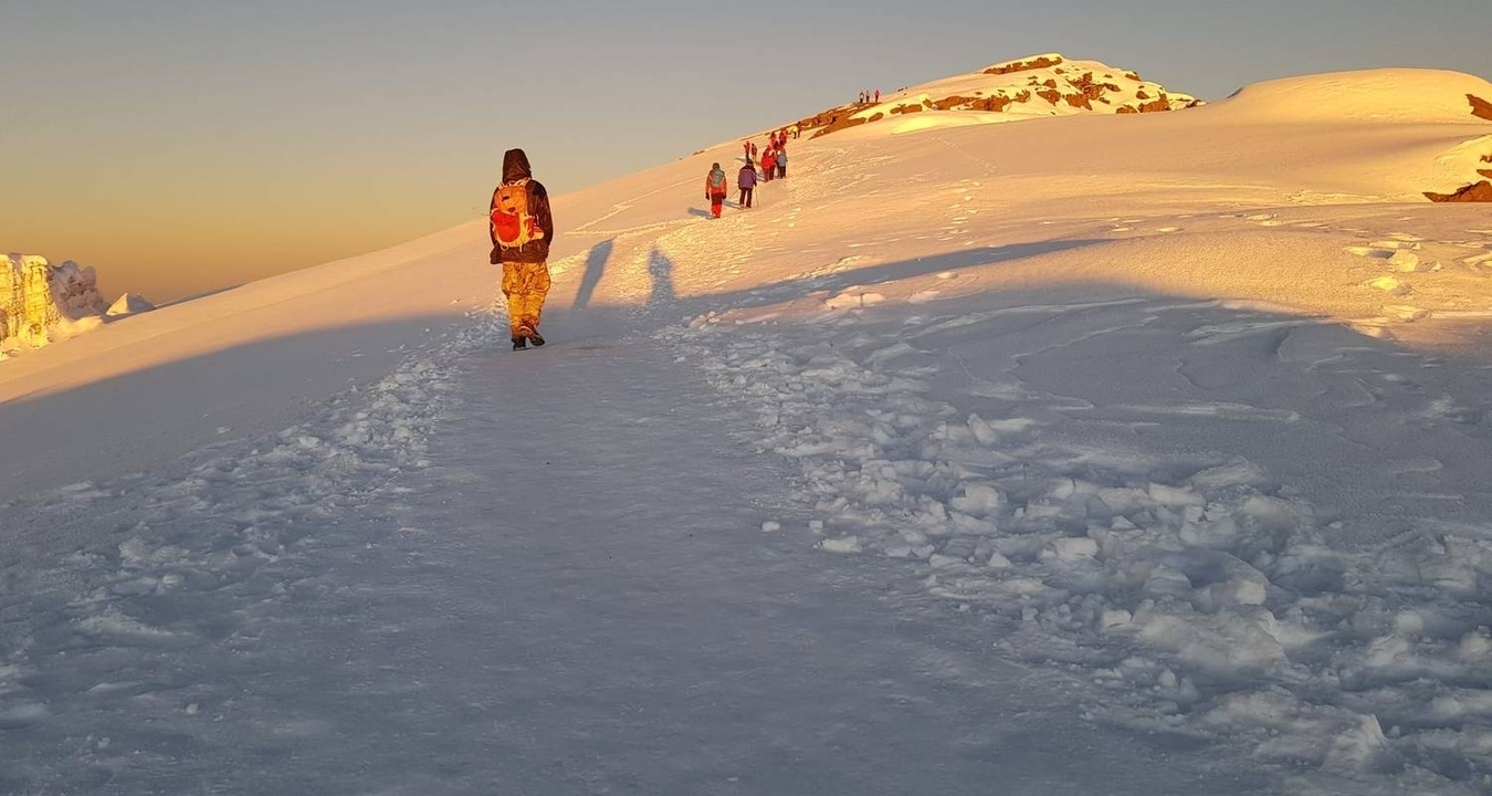 People hiking on a snowy path during sunrise translates to French as:
**Des gens qui font de la randonnée sur un sentier enneigé au lever du soleil**
Alternative translations could be:
- "Des personnes en randonnée sur un chemin enneigé au lever du soleil"
- "Des randonneurs sur un sentier enneigé au lever du soleil"