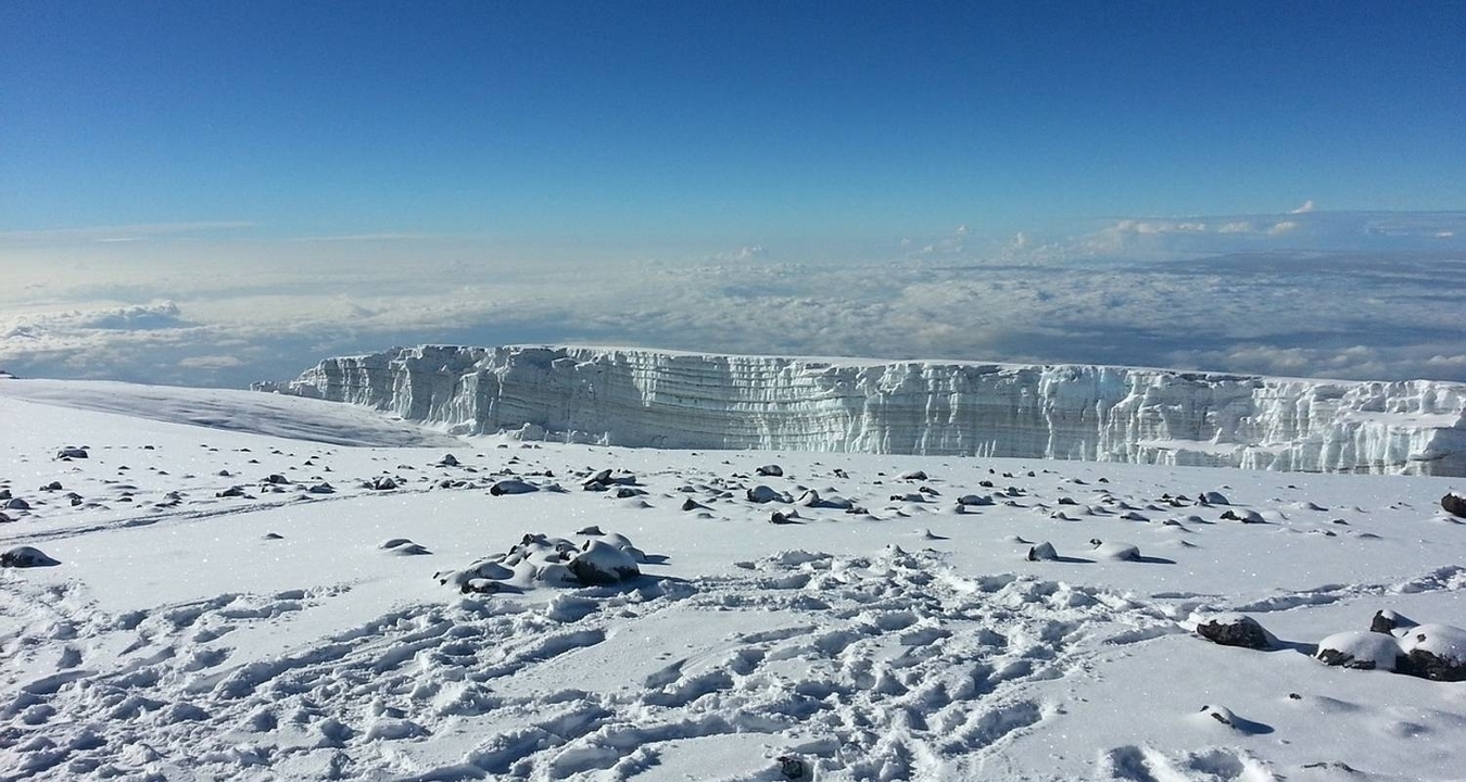 Glacier recouvert de neige sous un ciel bleu dégagé.