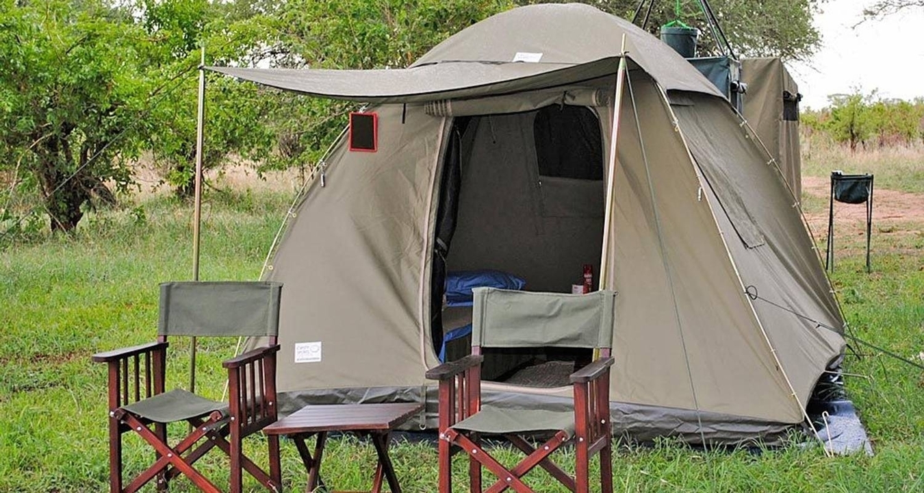 Tente de camping avec chaises sur l'herbe