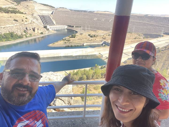 Deux personnes qui posent avec vue sur une rivière et un paysage.