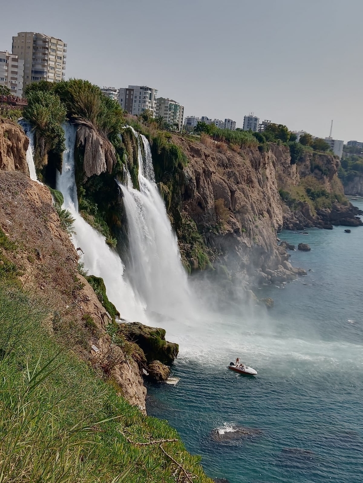 Grande cascade en chute libre se jetant dans la mer.