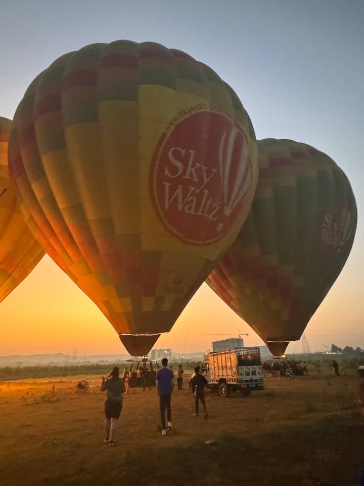 Montgolfières se préparant au décollage au lever du soleil.
