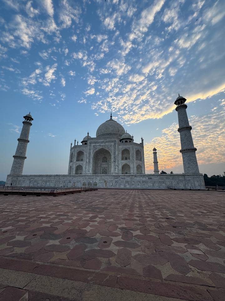 Le Taj Mahal vu contre un ciel dramatique.