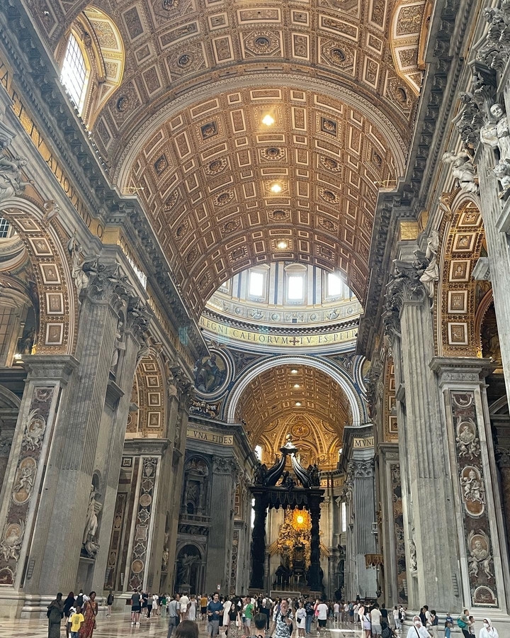 Intérieur de cathédrale richement décoré avec une architecture impressionnante.