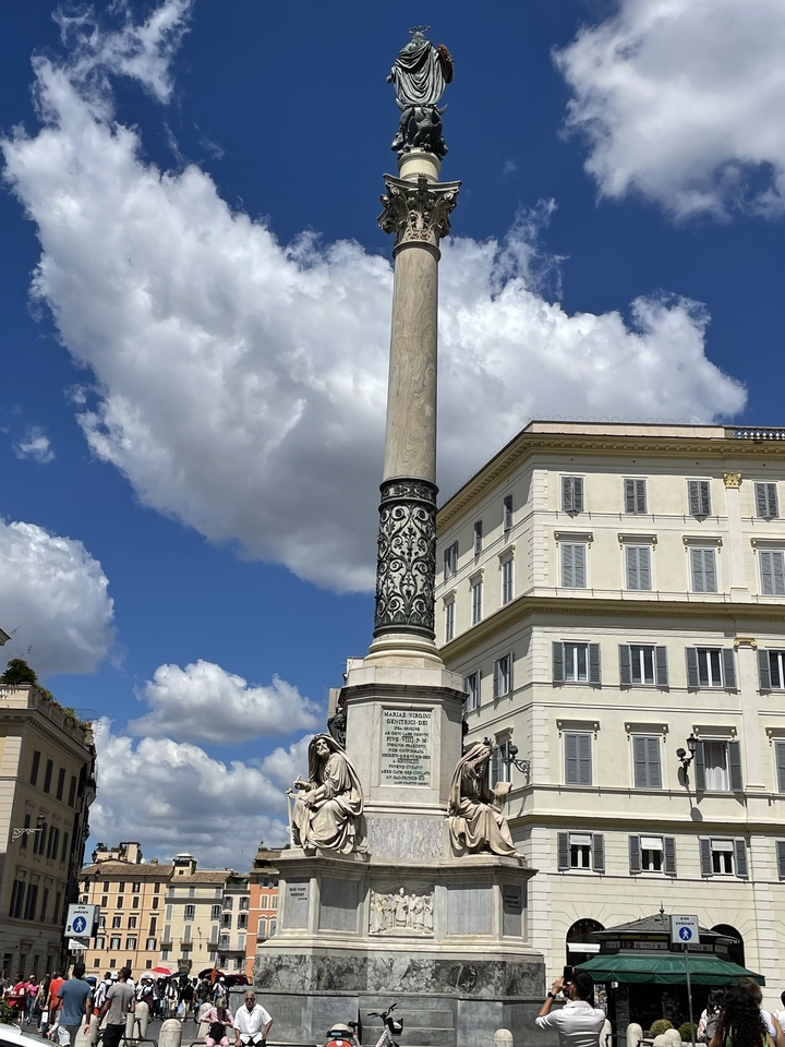 Grande colonne aux motifs complexes sur une place de la ville.