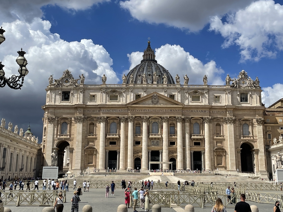 Grande façade d'une basilique célèbre sur la place de la ville.