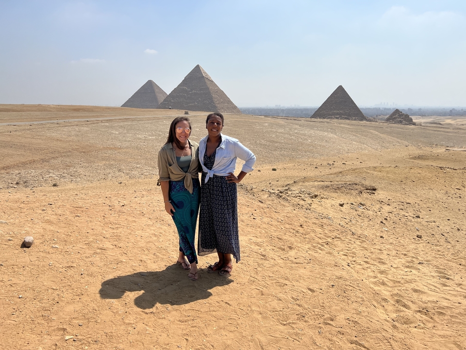 Deux personnes debout devant les pyramides.