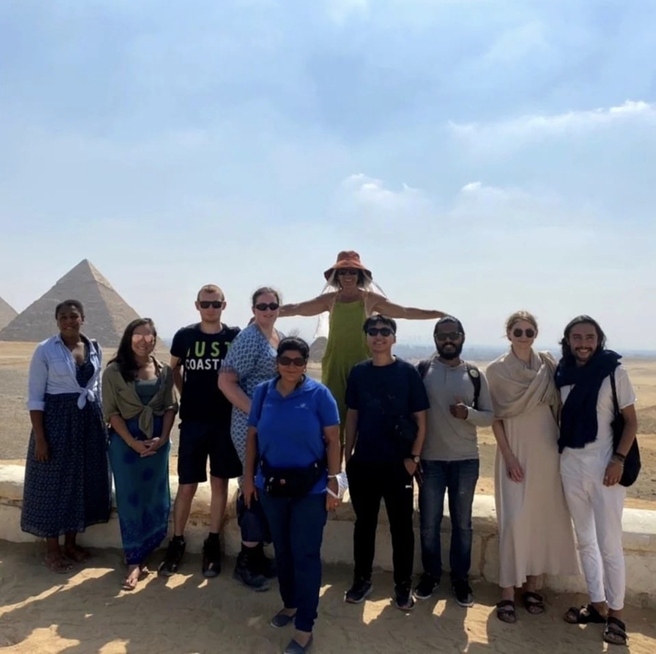 Photo de groupe avec vue sur les pyramides en arrière-plan.