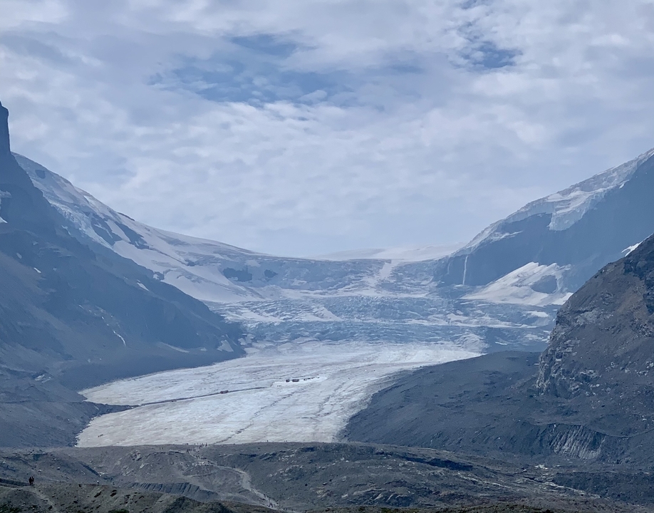 Glacier avec des montagnes escarpées en arrière-plan.