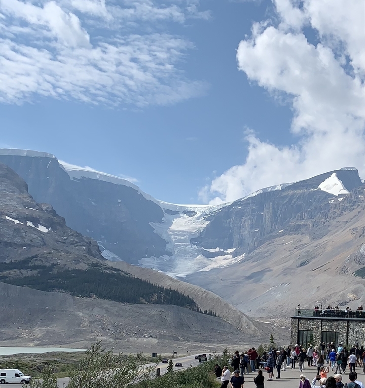 Chaîne de montagnes avec un glacier au centre.