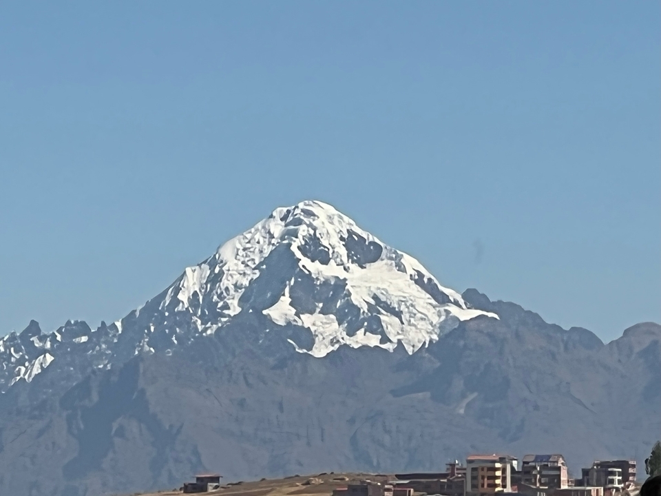 Montagne enneigée sous un ciel bleu dégagé.