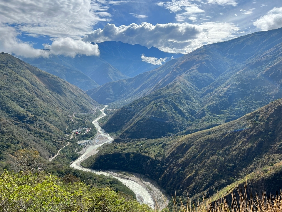 Vaste paysage montagneux avec une rivière qui coule à travers la vallée.