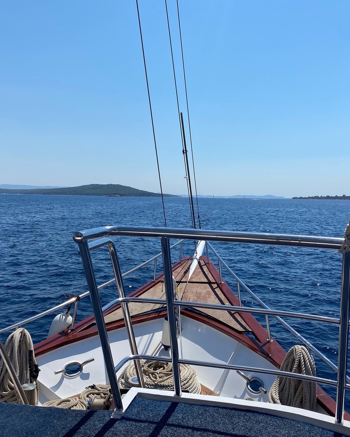 Vue depuis un bateau regardant vers la mer et les îles lointaines.