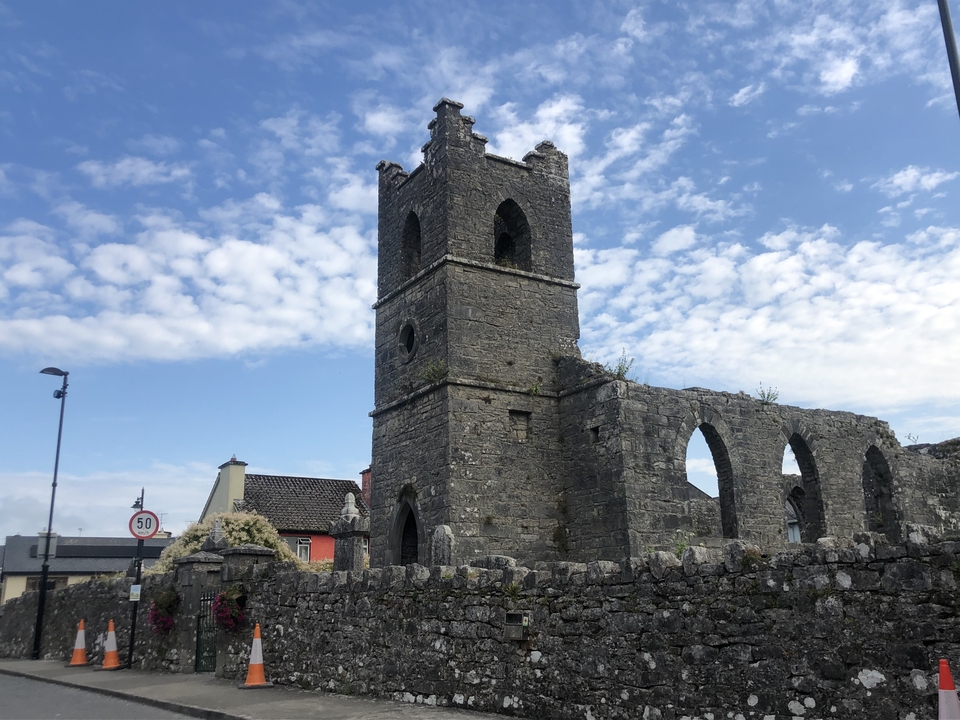 Ruines de pierre d'une ancienne église avec des arcs.