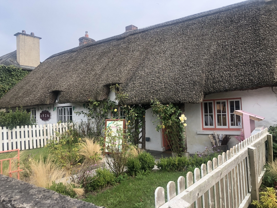 The text you provided is already in French, not English. However, I can translate it to English for you:
"Quaint thatched cottage with garden" in French would be:
**"Charmante chaumière au toit de chaume avec jardin"**
Or more simply:
**"Jolie chaumière avec jardin"**