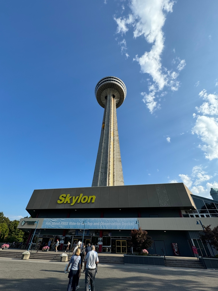 La Tour Skylon sur un ciel bleu.