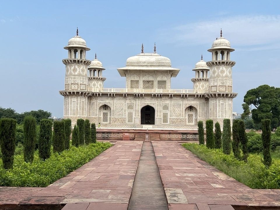 Le tombeau d'Itimad-ud-Daulah dans un cadre de jardin.