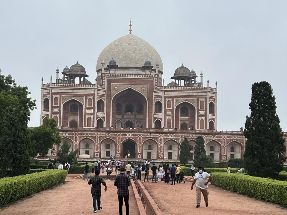 Le Tombeau d'Humayun avec des visiteurs à l'entrée.