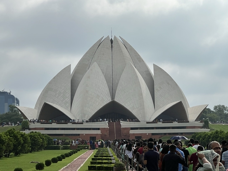 Le Temple du Lotus entouré de visiteurs et de verdure.