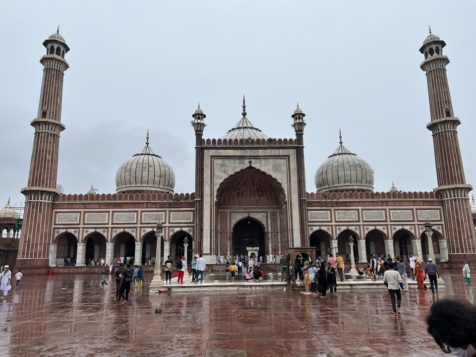 La mosquée Jama Masjid avec des visiteurs dans la cour.