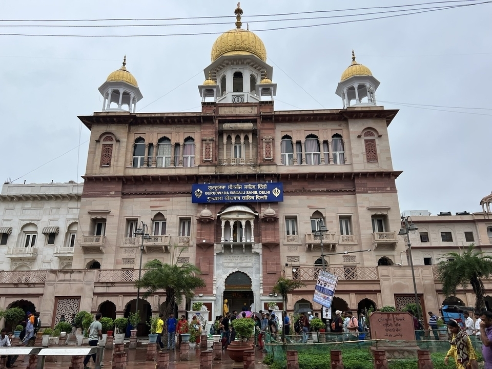 Un Gurdwara sikh avec une bannière à l'entrée.