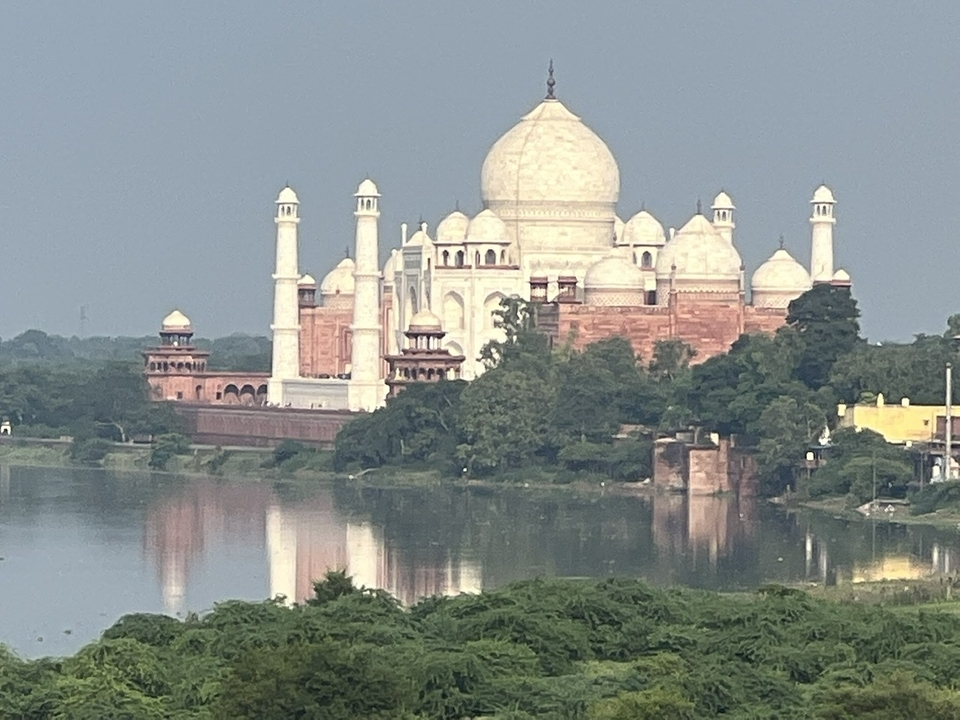 Une vue lointaine du Taj Mahal de l'autre côté de la rivière.