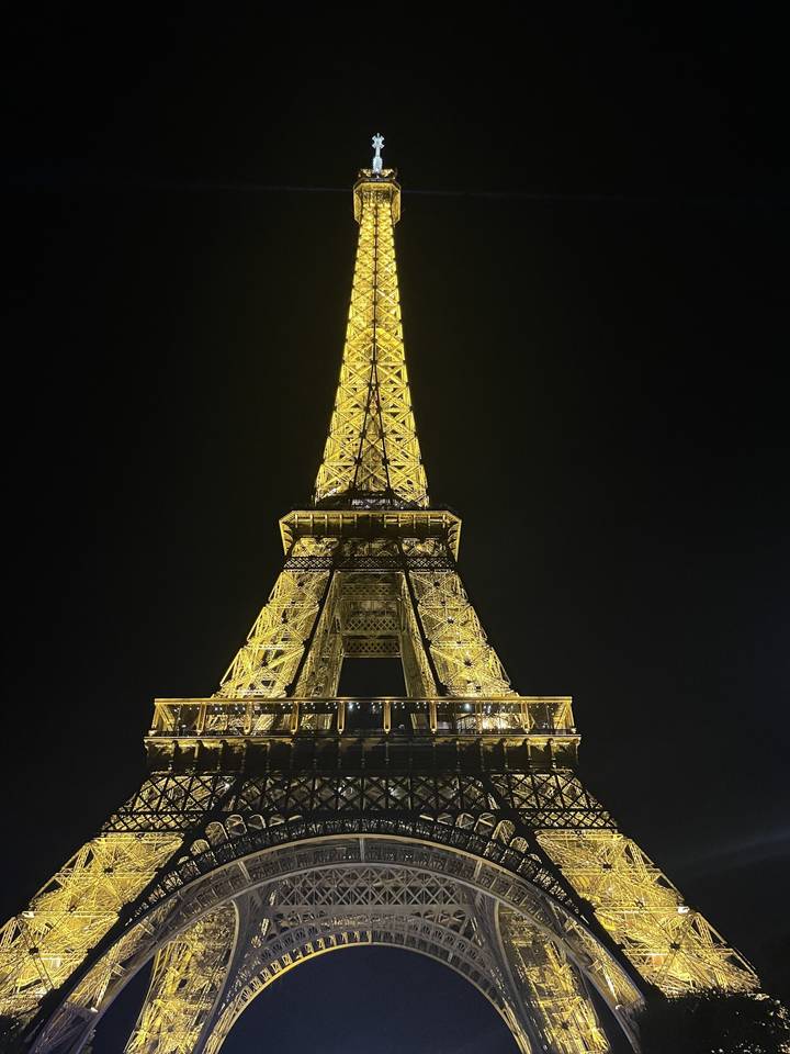 La Tour Eiffel illuminée la nuit.
