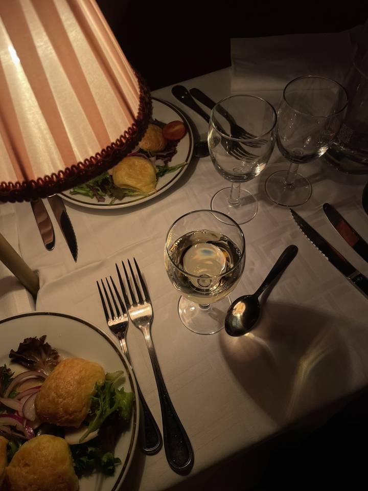 Configuration de table de dîner avec vin et plats.