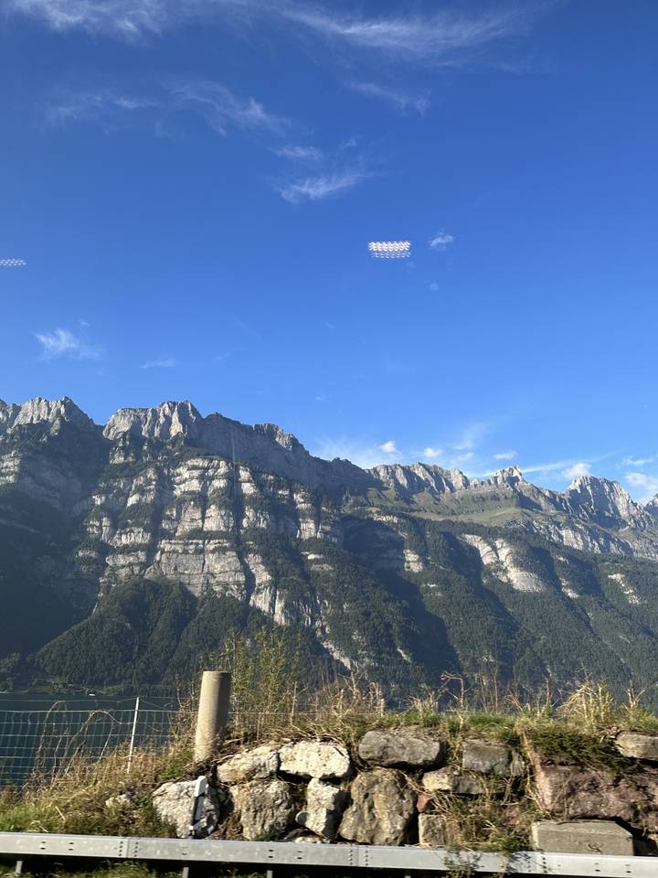 Vue panoramique sur la montagne avec un ciel dégagé.