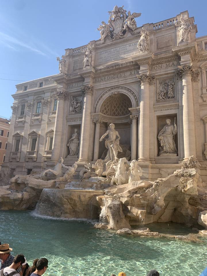 Fontaine de Trevi avec des touristes autour.