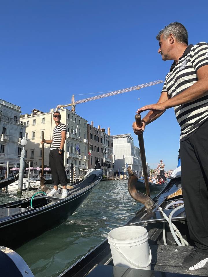 Balade en gondole avec gondolier en chemise rayée.