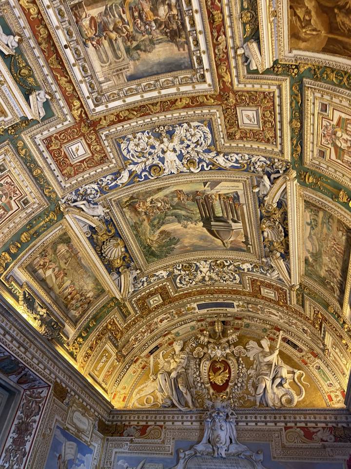 Plafond complexe et orné avec des décorations.