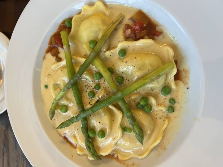 Plat de pâtes aux asperges et petits pois.