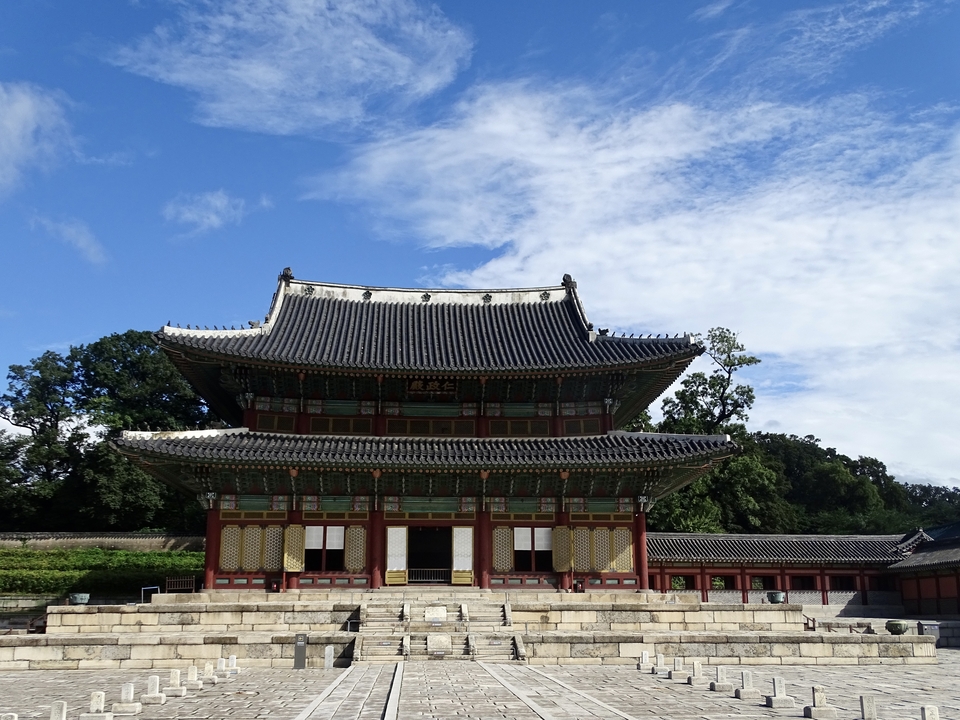 Bâtiment traditionnel de palais coréen sous un ciel bleu.