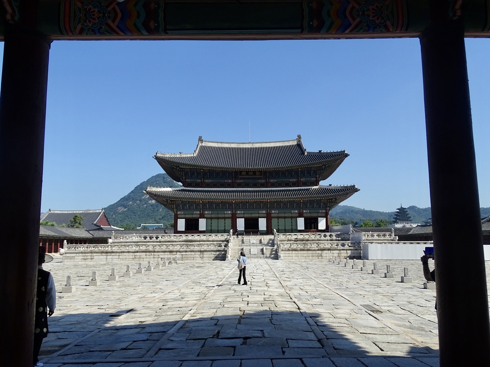 Palais de Gyeongbokgung avec une personne debout devant.