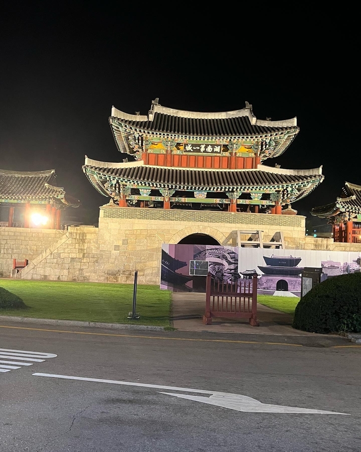 Bâtiment traditionnel coréen illuminé la nuit.