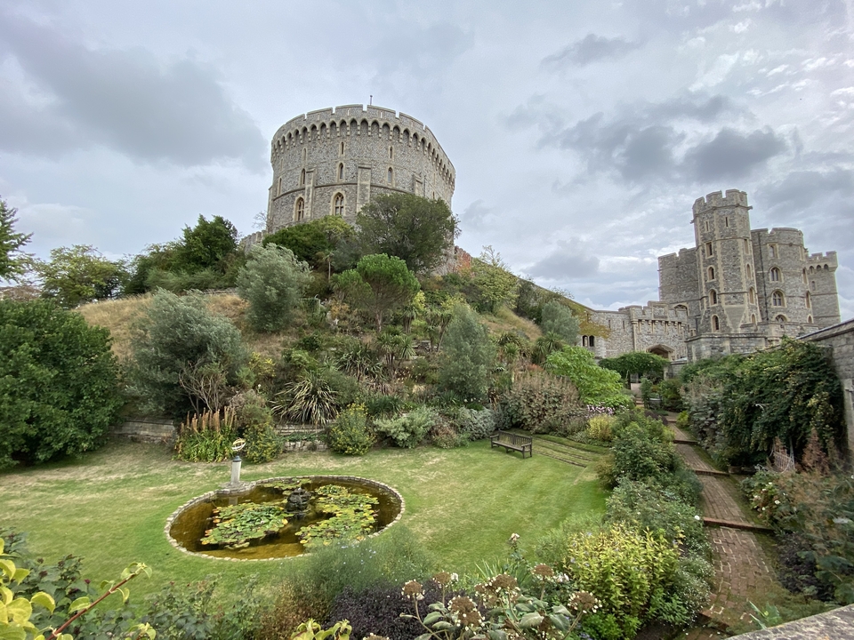 Château avec tours et jardins environnants.