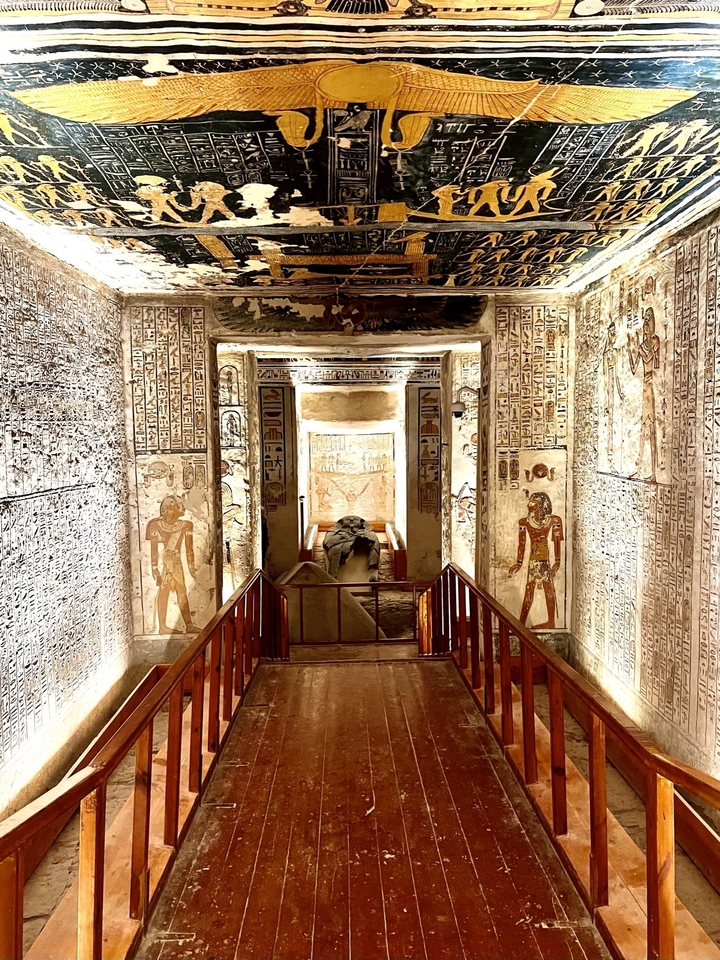 Intérieur de tombeau égyptien antique avec hiéroglyphes.