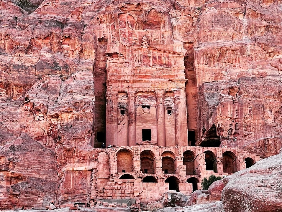 Majestätisches antikes Felsengebäude in einer Schlucht.