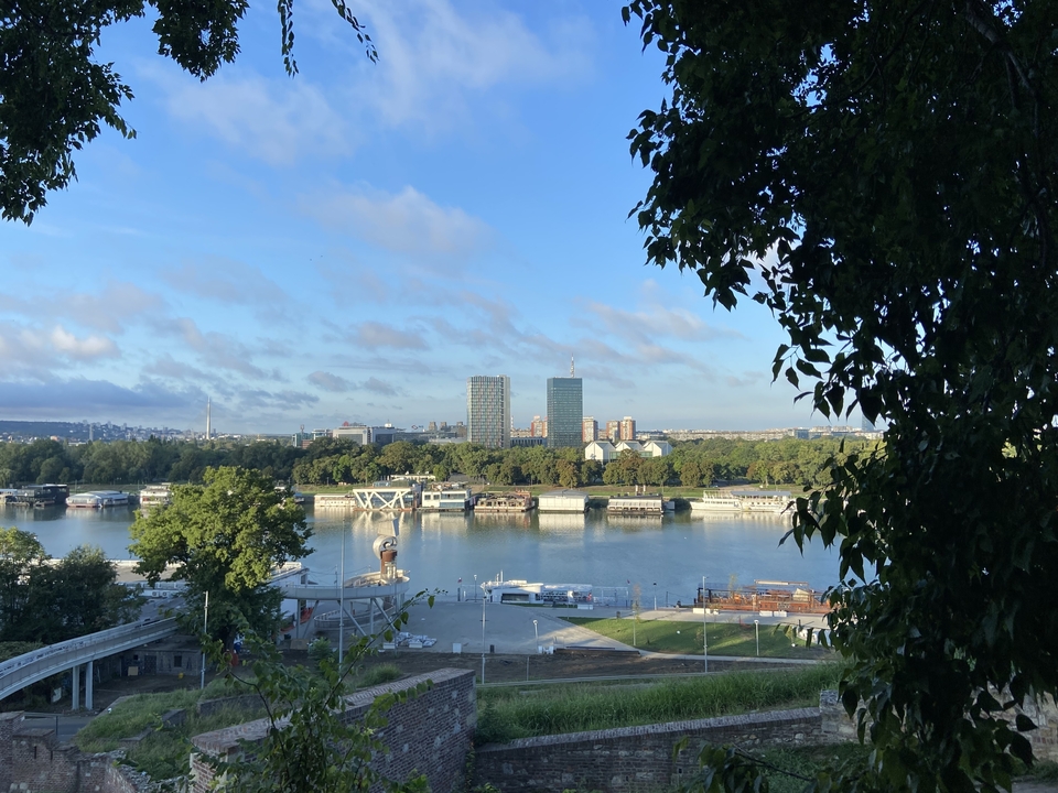 Blick auf eine Stadtskyline über einen Fluss hinweg.