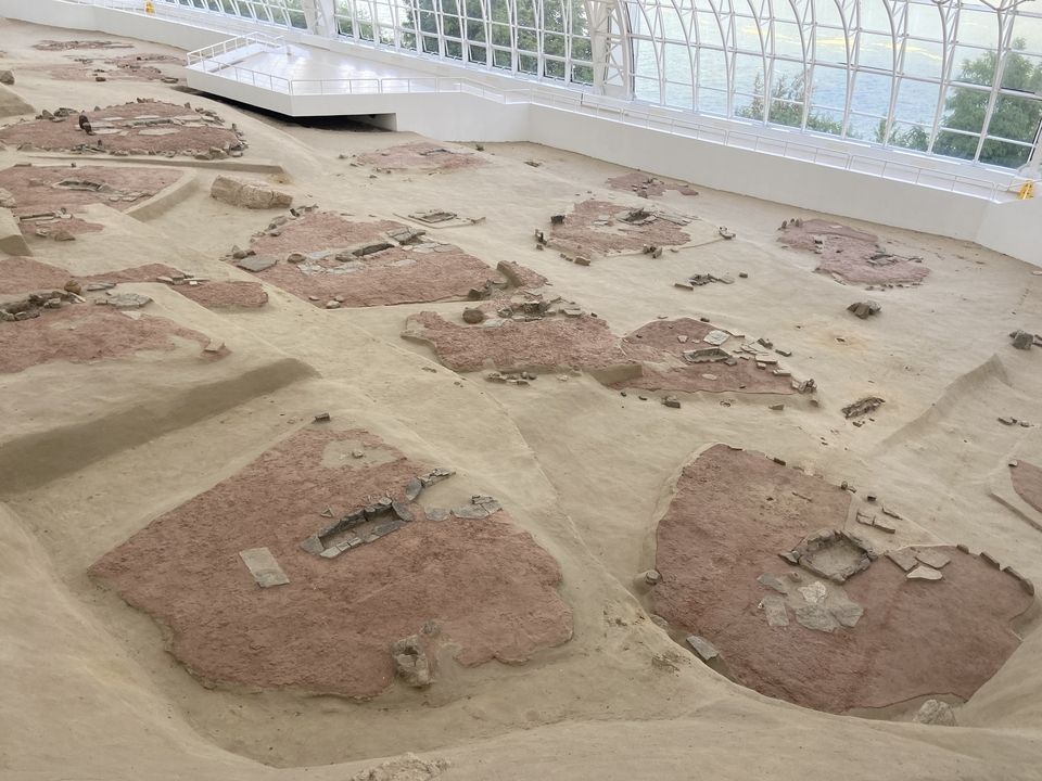 Luftaufnahme einer archäologischen Ausgrabungsstätte.