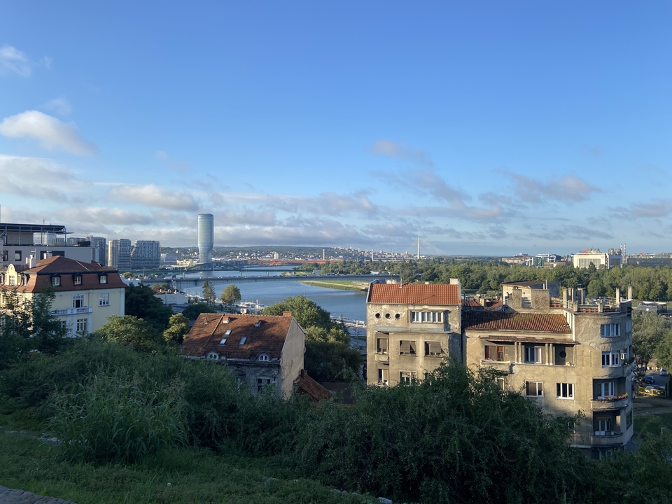 Panoramablick auf die Stadt mit Fluss und Brücken.