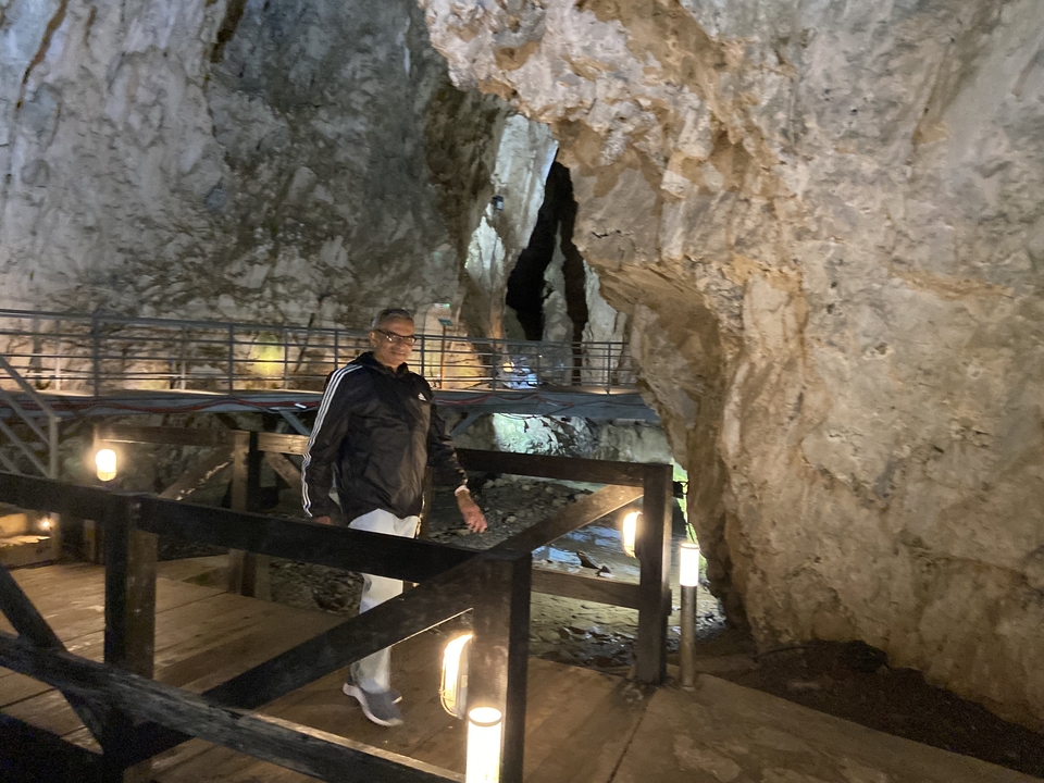 Person, die auf einem hölzernen Gehweg in einer Höhle steht.