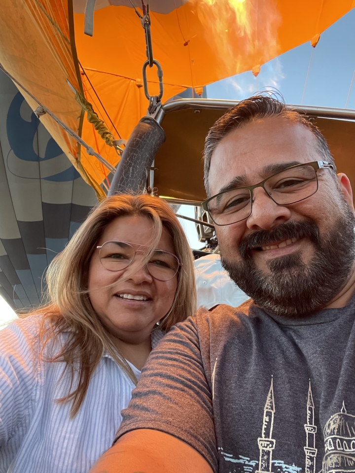 Couple souriant lors d'un voyage en montgolfière.