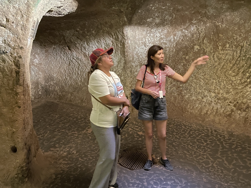 Deux femmes explorant un tunnel souterrain.